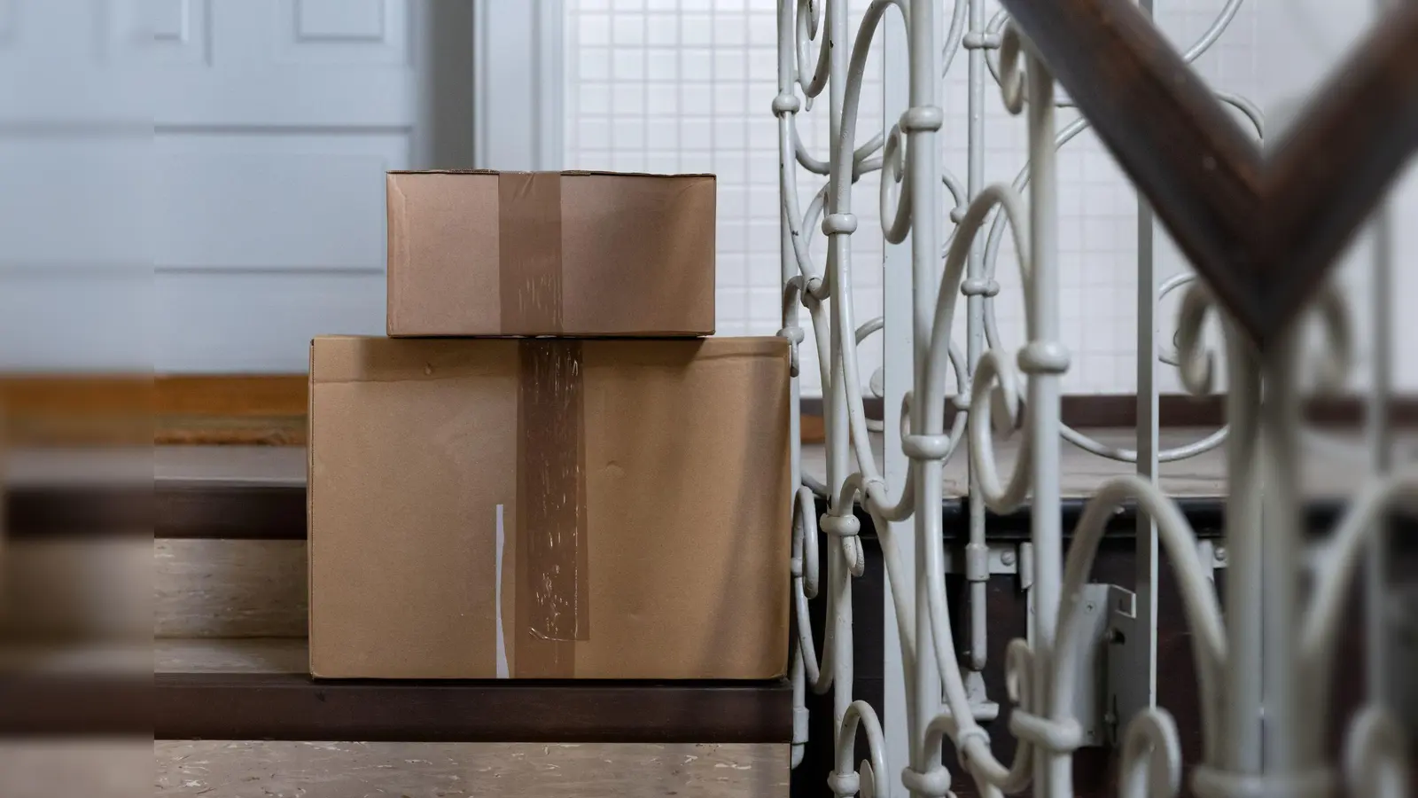 Aus einem Mehrparteienhaus in Amberg sind zugestellte Pakete verschwunden. (Symbolbild: Sven Hoppe/dpa)