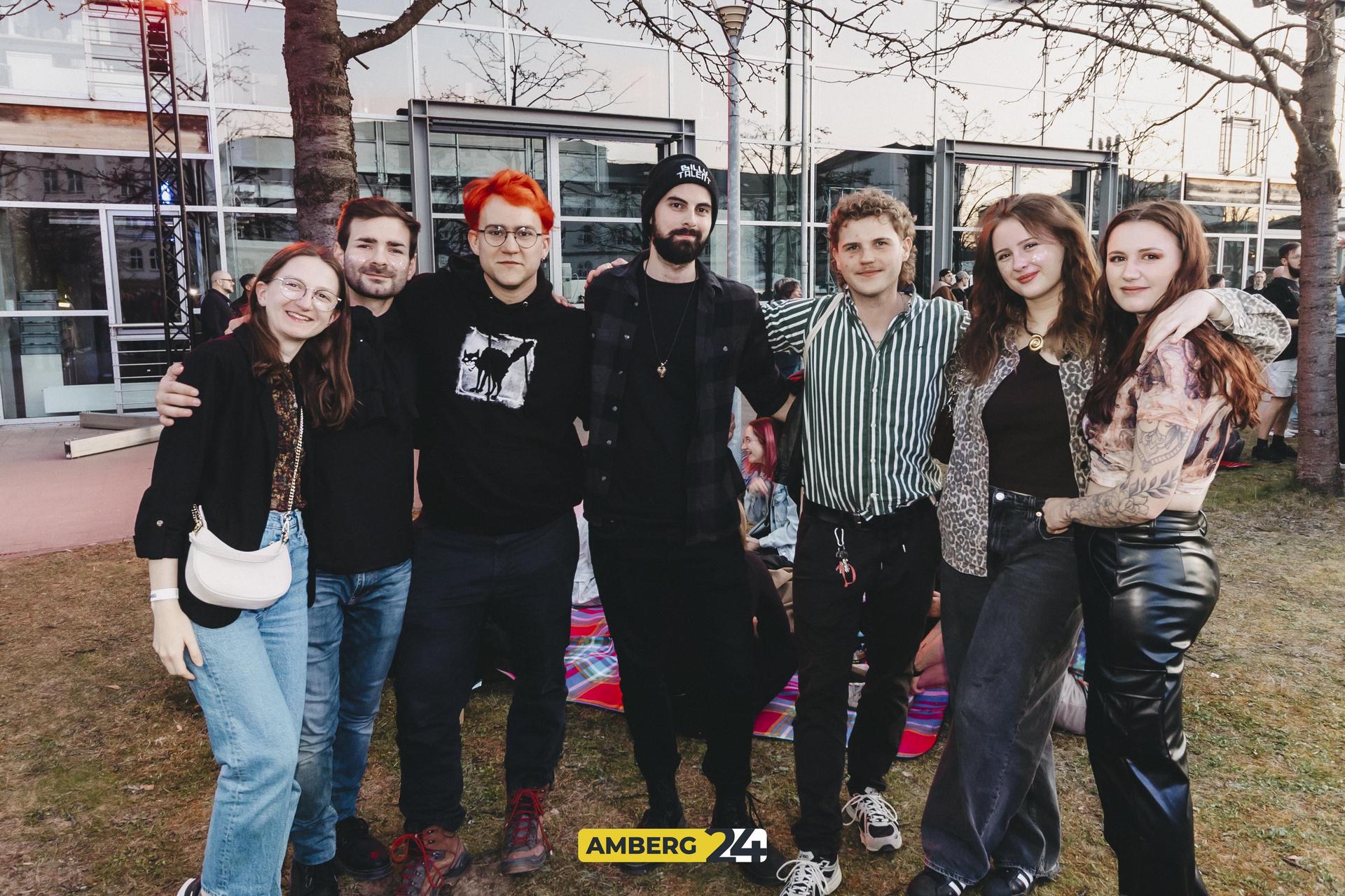 Das erste Mal fand in Amberg das Kirschblütenfestival statt. Der Campus der Amberger OTH verwandelte sich in ein pinkes Paradies. Lolo war für euch vor Ort.  (Bild: Lolografie)