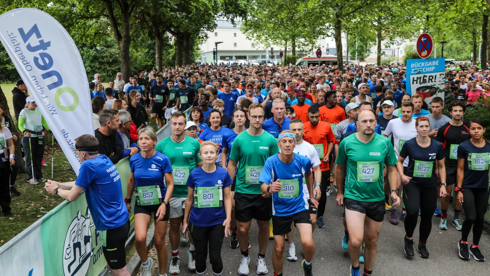 Beim Firmenlauf Amberg-Sulzbach waren am Mittwochabend 2278 Teilnehmende am Start. (Bild: Wolfgang Steinbacher)