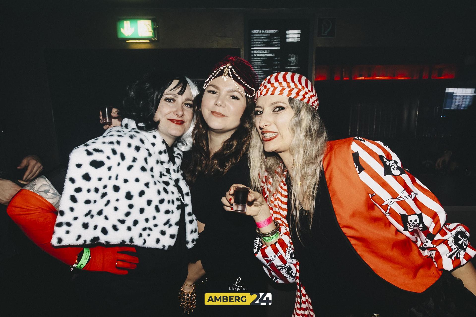 Im Trio wurde während der Hexennacht gefeiert. Viel Spaß mit den Fotos. (Bild: Leonie Hartung)