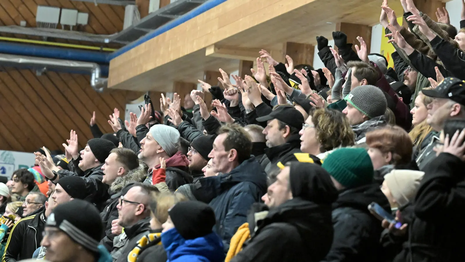 Auf die Unterstützung der Fans des ERSC Amberg wird es beim Heimspiel am Sonntag gegen den TEV Miesbach ankommen. (Archivbild: Hubert Ziegler)