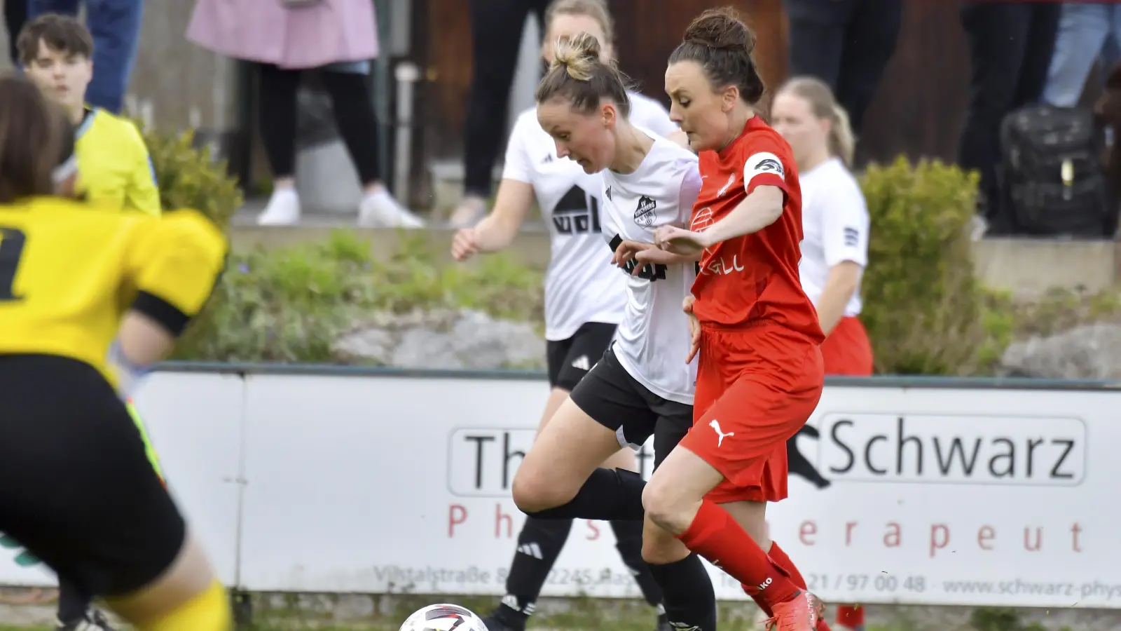 Kapitänin Lena Götz (rechts) vom TSV Theuern attackiert in dieser Szeneeine gegenspielerin. Götz ist am Samstag wieder dabei. (Archivbild: Hubert Ziegler)