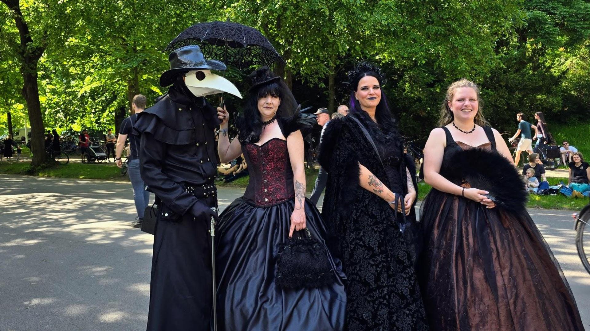 Das viktorianische Picknick beim Wave-Gotik-Treffen in Leipzig begeisterte die Besucher. (Bild: Richard Kirschner)