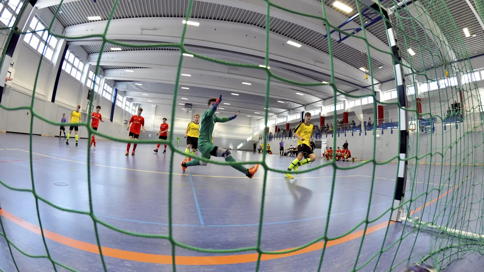 Bei der Hallenkreismeisterschaft wird Futsal gespielt, bei Privatturnieren dürfen die Vereine selbst entscheiden, welche Form des Hallenfußballs sie anbieten.  (Archivbild: Hubert Ziegler)