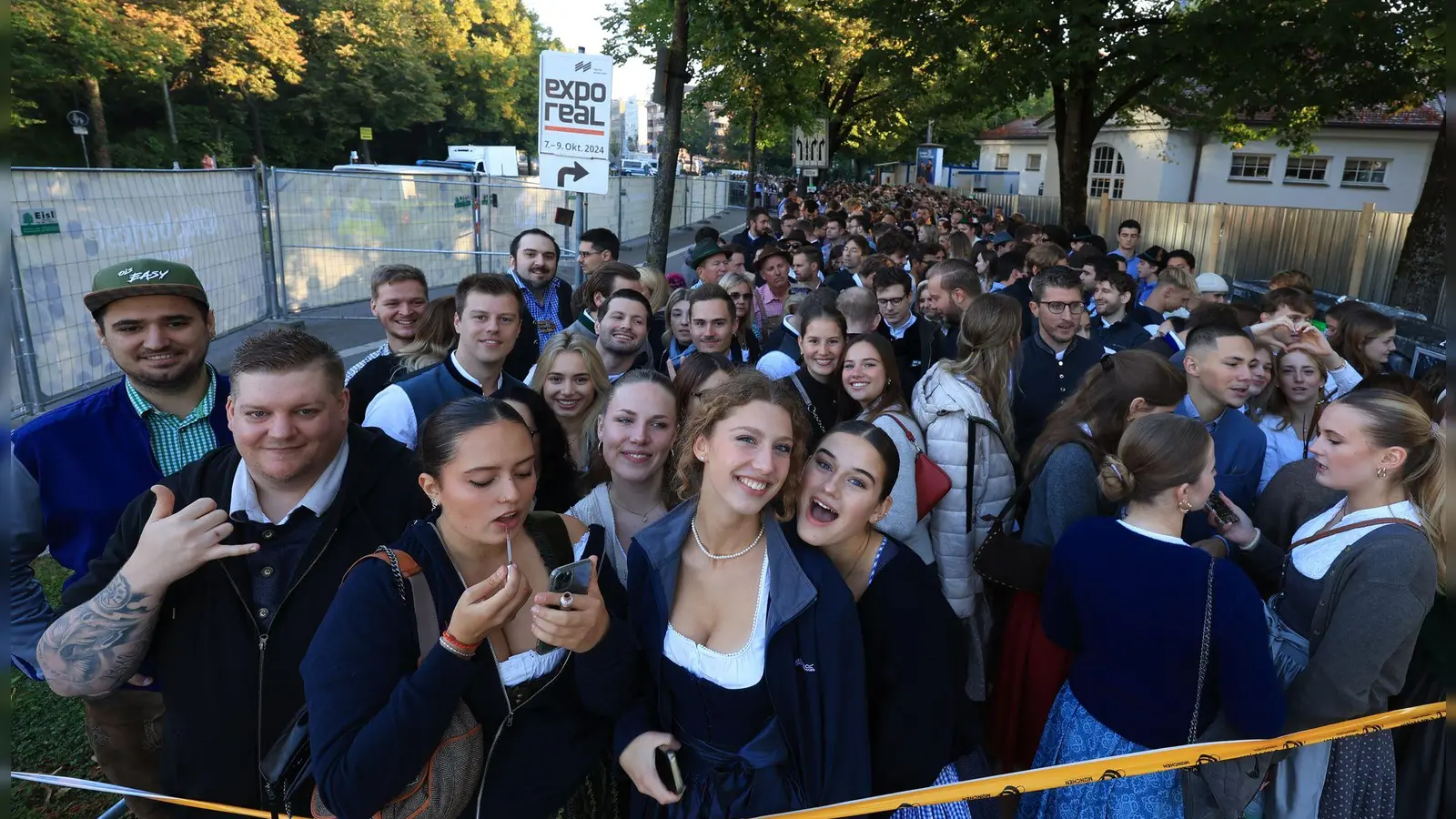 Die Besucherinnen und Besucher warteten schon vor dem Eingang. (Bild: Karl-Josef Hildenbrand/dpa)