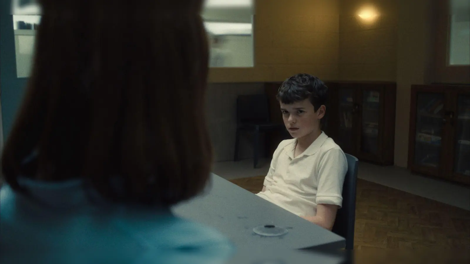 Jamie Miller (Owen Cooper) in der britischen Netflix-Serie „Adolescence“ im Gespräch mit der Psychologin Briony Ariston (Erin Doherty).  (Bild: -/Netflix/dpa)