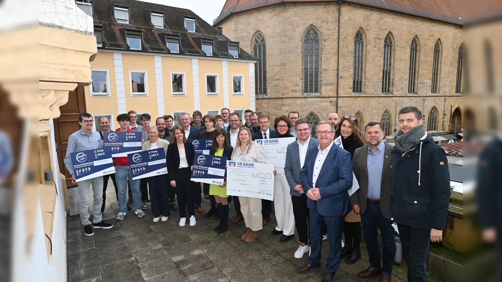 Die teilnehmenden Schulen wurden bei der Preisverleihung des Schulförderpreises der VR Bank ausgezeichnet. Die Ehrung übernahmen die Vorstandsmitglieder der VR Bank und die Zweiten Bürgermeister der Städte Amberg und Sulzbach-Rosenberg, Martin Preuß und Günter Koller. (Bild: Thomas Retzer/exb)