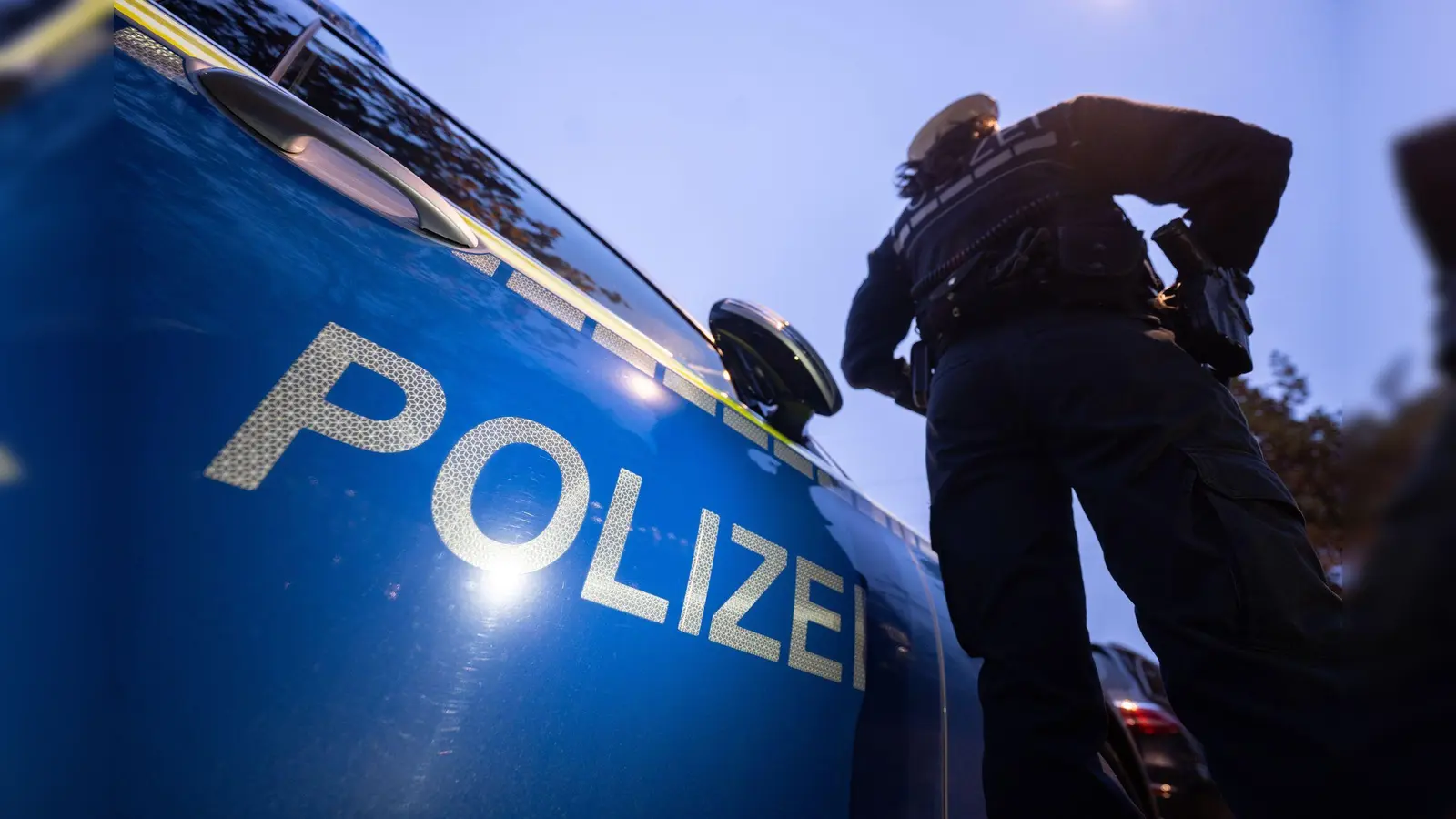 Die Polizei hat einen 22-Jährigen aus dem Verkehr gezogen, weil er ohne Führerschein unterwegs war.  (Bild: Marijan Murat/dpa)