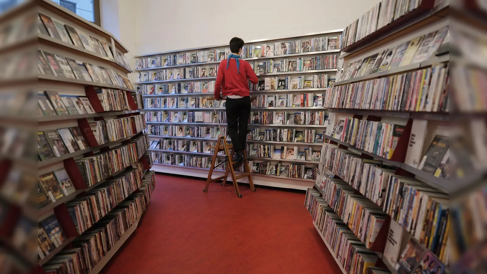 Blick in die Räume der Videothek des Filmkunstvereins Format in Halle. (Bild: Sebastian Willnow/dpa)