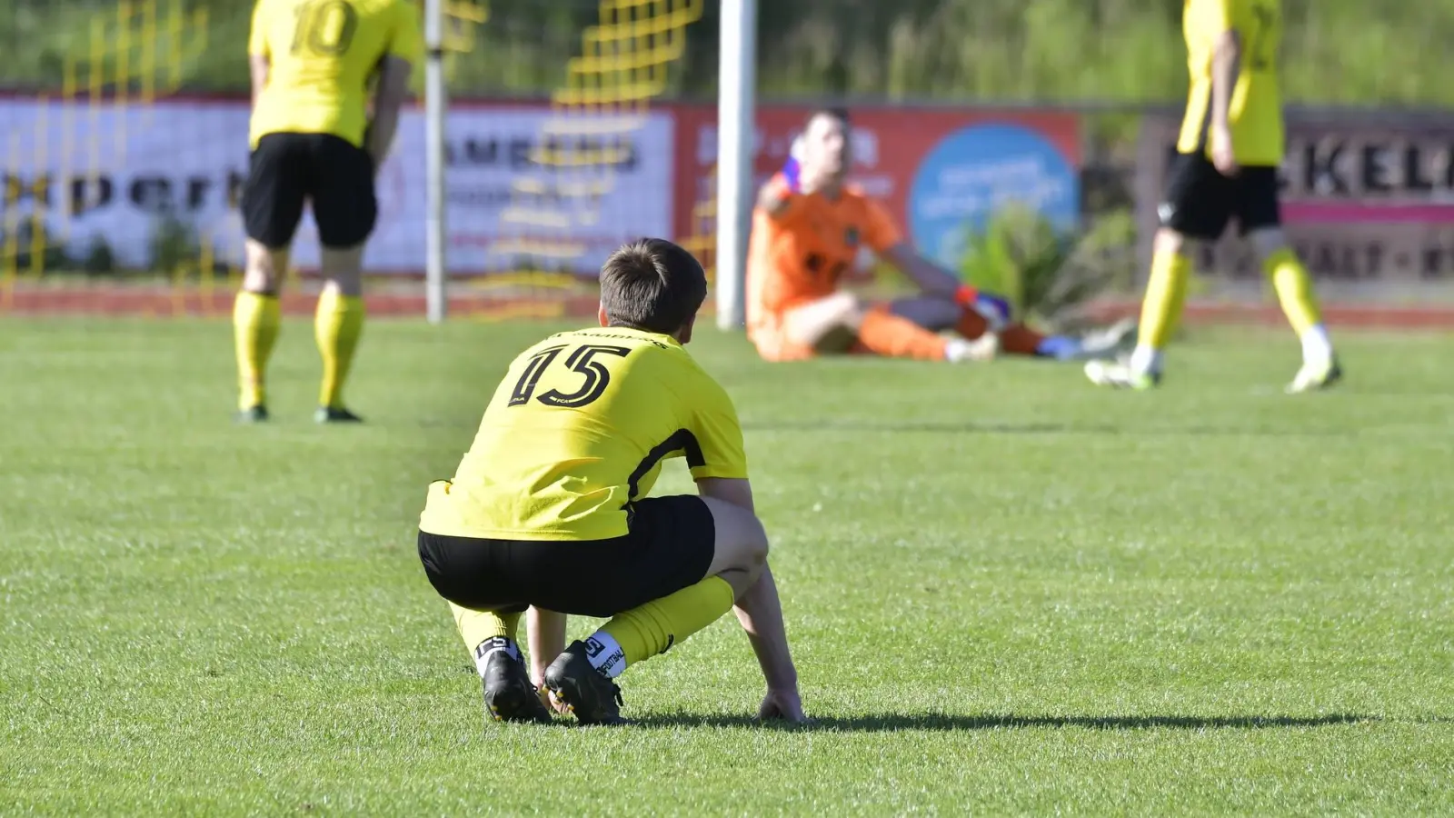Riesenenttäuschung beim FC Amberg: Nach einer verkorksten Landesligasaison muss sich der Absteiger in Roding anständig aus der Liga verabschieden. (Bild: Hubert Ziegler)