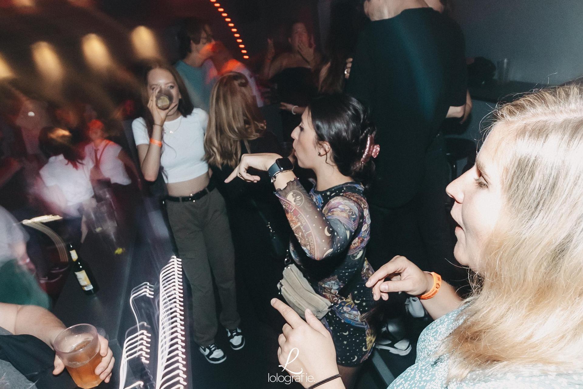 80's, 90's und 2000er: Die Fotos von Amberg tanzt im Trio. (Bild: Leonie Hartung)