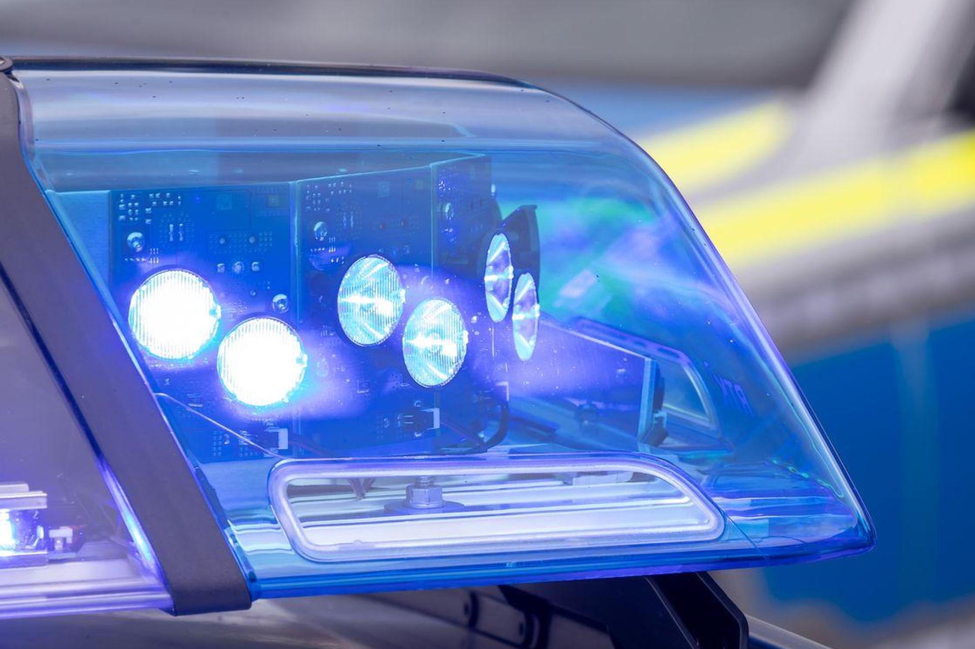 Wem ist am Sonntag auf der Autobahn bei Regensburg ein Geisterfahrer begegnet? Die Polizei sucht Zeugen dieser Falschfahrt.  (Symbolbild: Daniel Karmann/dpa)