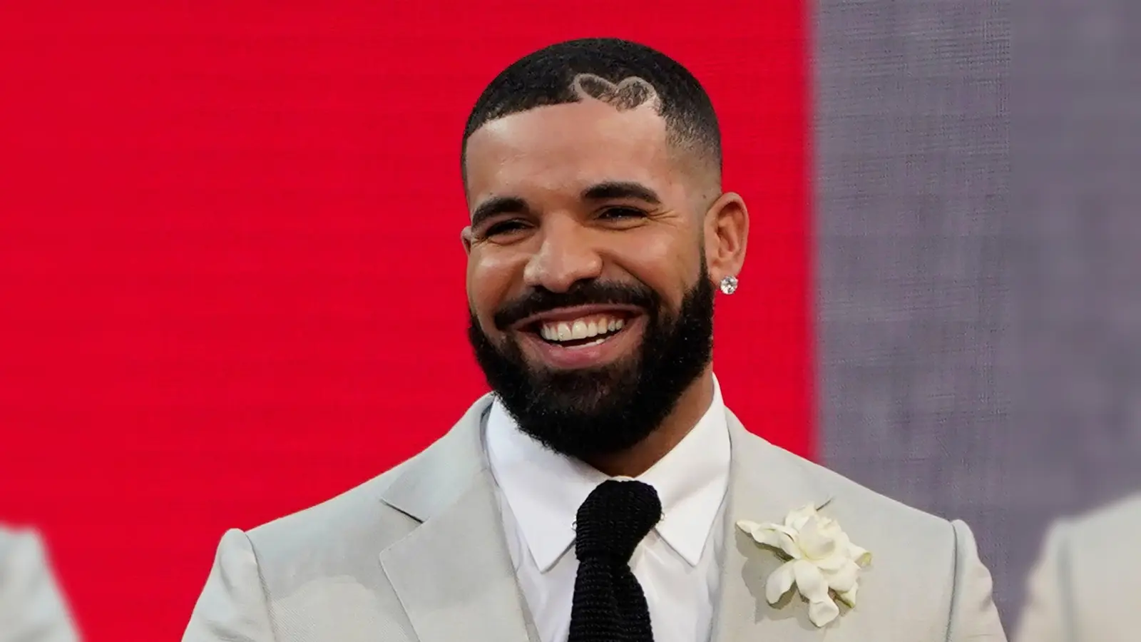 Drake überraschte seine Fans diesen Monat mit gleich drei neuen Alben. (Archivbild) (Bild: Chris Pizzello/Invision/AP/dpa)