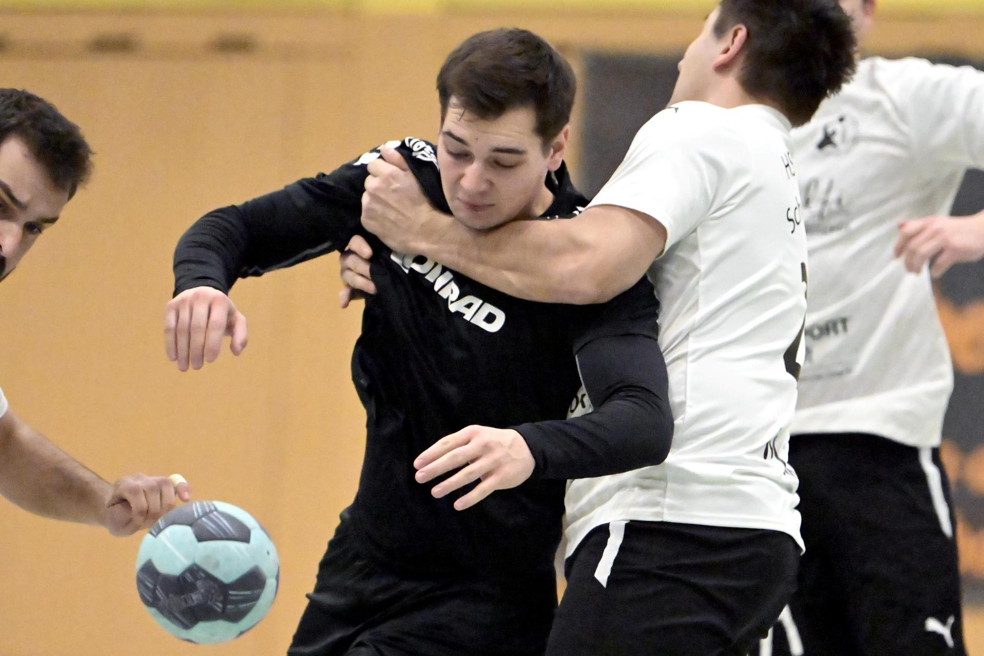 Sebastian Kistenpfennig (Mitte) von der HG Amberg wird in dieser Szene von Sebastian Blödt (rechts) und Christian Schanderl von der HSG Nabburg/Schwarzenfeld in die Zange genommen.  (Bild: Hubert Ziegler)
