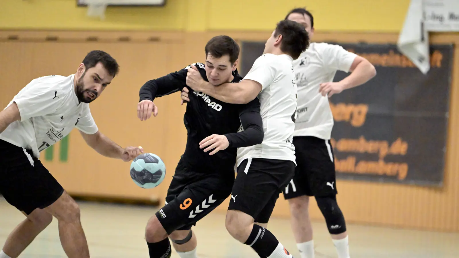 Sebastian Kistenpfennig (Mitte) von der HG Amberg wird in dieser Szene von Sebastian Blödt (rechts) und Christian Schanderl von der HSG Nabburg/Schwarzenfeld in die Zange genommen.  (Bild: Hubert Ziegler)