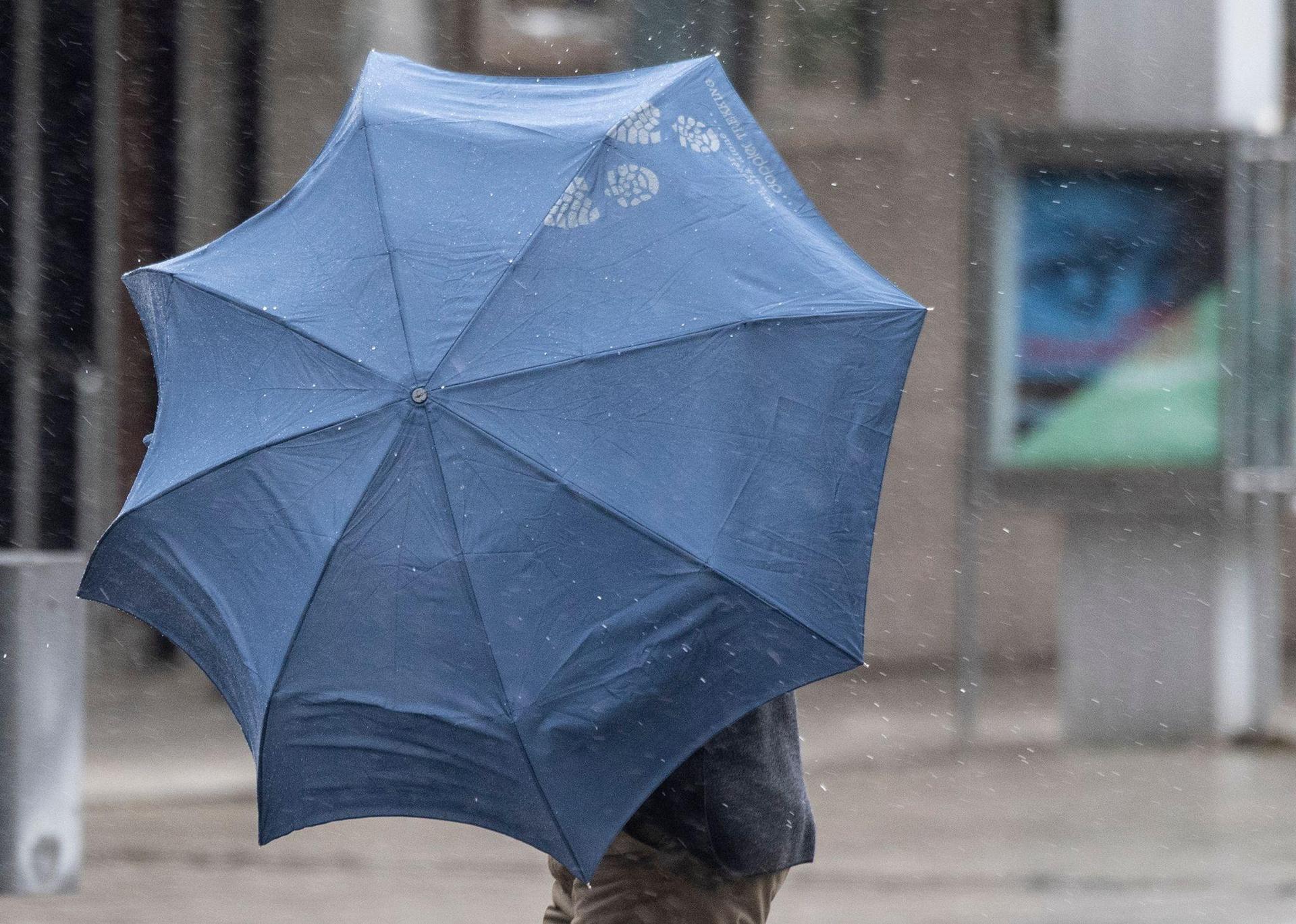 In Hof eskaliert ein Streit zwischen zwei Männern, die sich mit einem Messer und einem Regenschirm bewaffnen. (Symbolbild: Boris Roessler/dpa/Symbolbild)