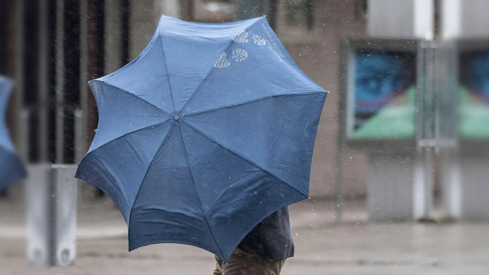 In Hof eskaliert ein Streit zwischen zwei Männern, die sich mit einem Messer und einem Regenschirm bewaffnen. (Symbolbild: Boris Roessler/dpa/Symbolbild)