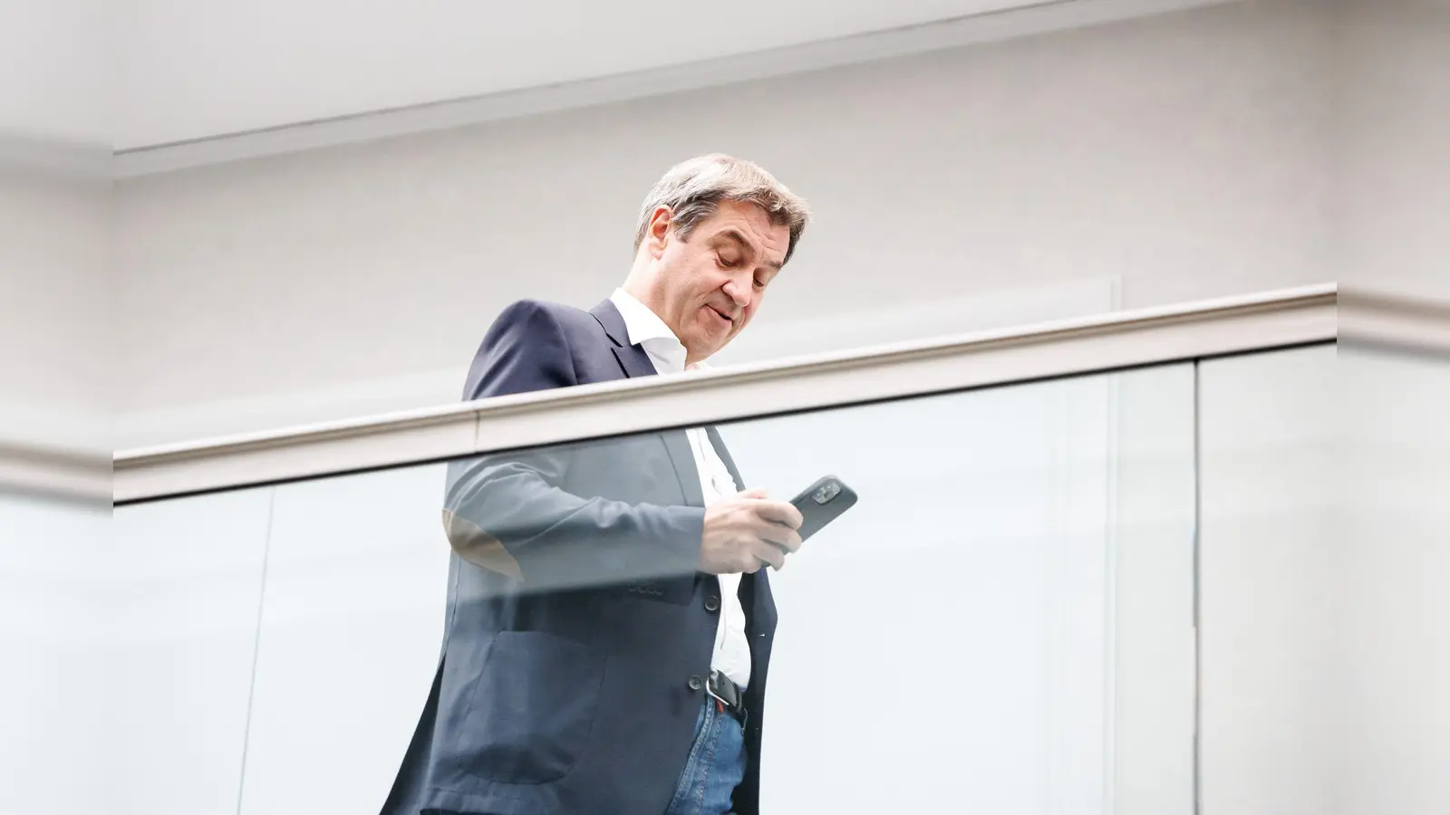 Ministerpräsident Markus Söder (CSU) mit seinem Smartphone in der Hand. Er ist in den sozialen Medien sehr erfolgreich.  (Archivbild: Matthias Balk/dpa)