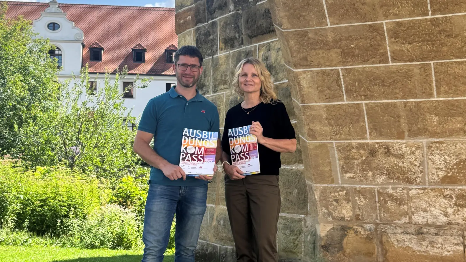 Martina Bösl und Alexander Seitz präsentieren den neuen Ausbildungskompass 2026. (Bild: Nicole Graf)