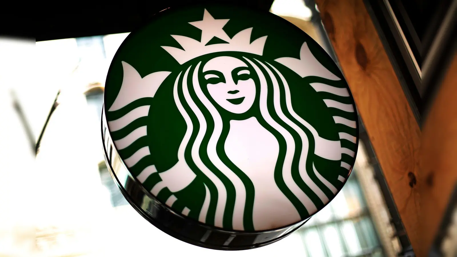 Die US-amerikanische Kaffeekette Starbucks eröffnet in Regensburg. (Bild: Gene J. Puskar/AP/dpa)