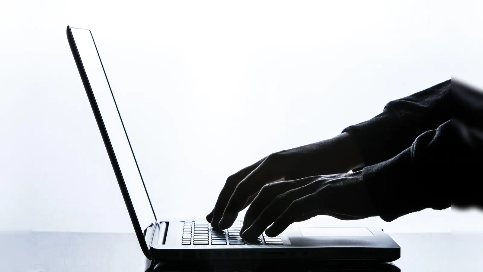 Eine 37-jährige Frau ist in Ursensollen Opfer eines Betrugs geworden.  (Symbolbild: Silas Stein/dpa)