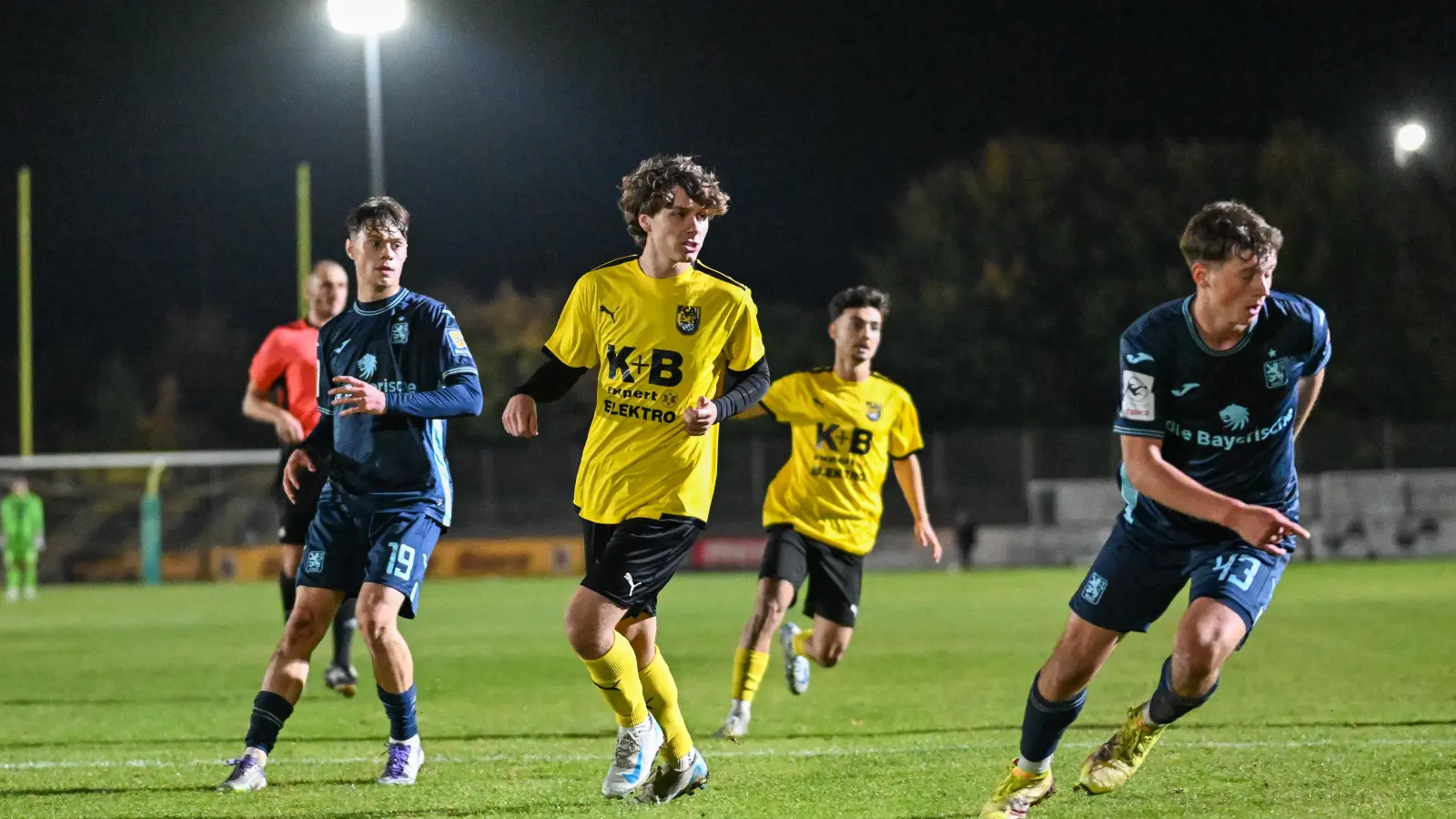 Mittendrin im Geschehen: Johann Bialek durfte beim FC Amberg gegen den TSV 1860 München ran, dabei spielt er eigentlich noch in der A-Jugend.  (Bild: Loeffler, Jonas)