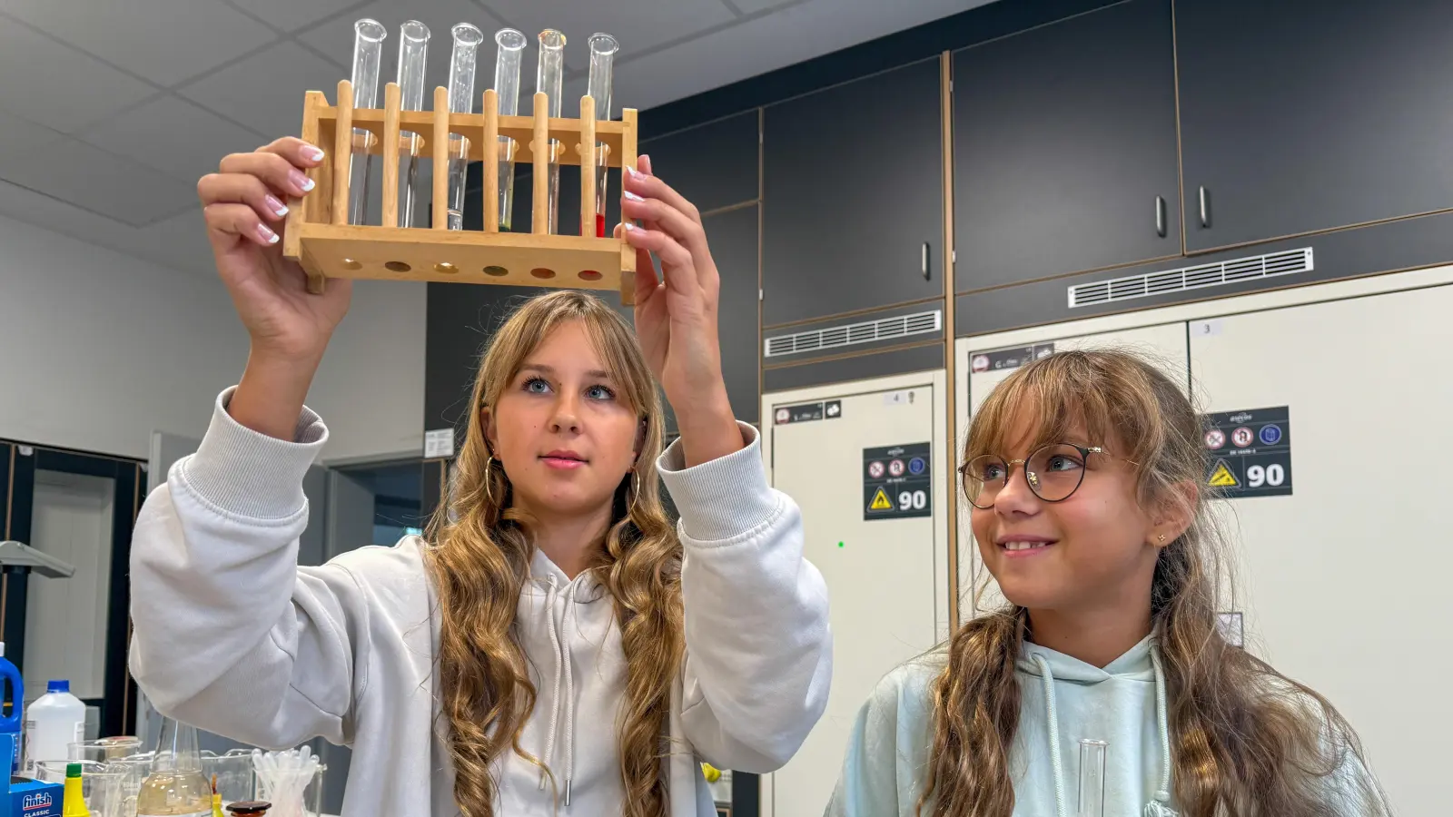 Sophia (links) und Luisa (rechts) Hiltl vom Herzog-Christian-August-Gymnasium nahmen am Landeswettbewerb „Experimente antworten” teil und wurden mit dem „Superpreis” ausgezeichnet. (Bild: Wolfgang Steinbacher)