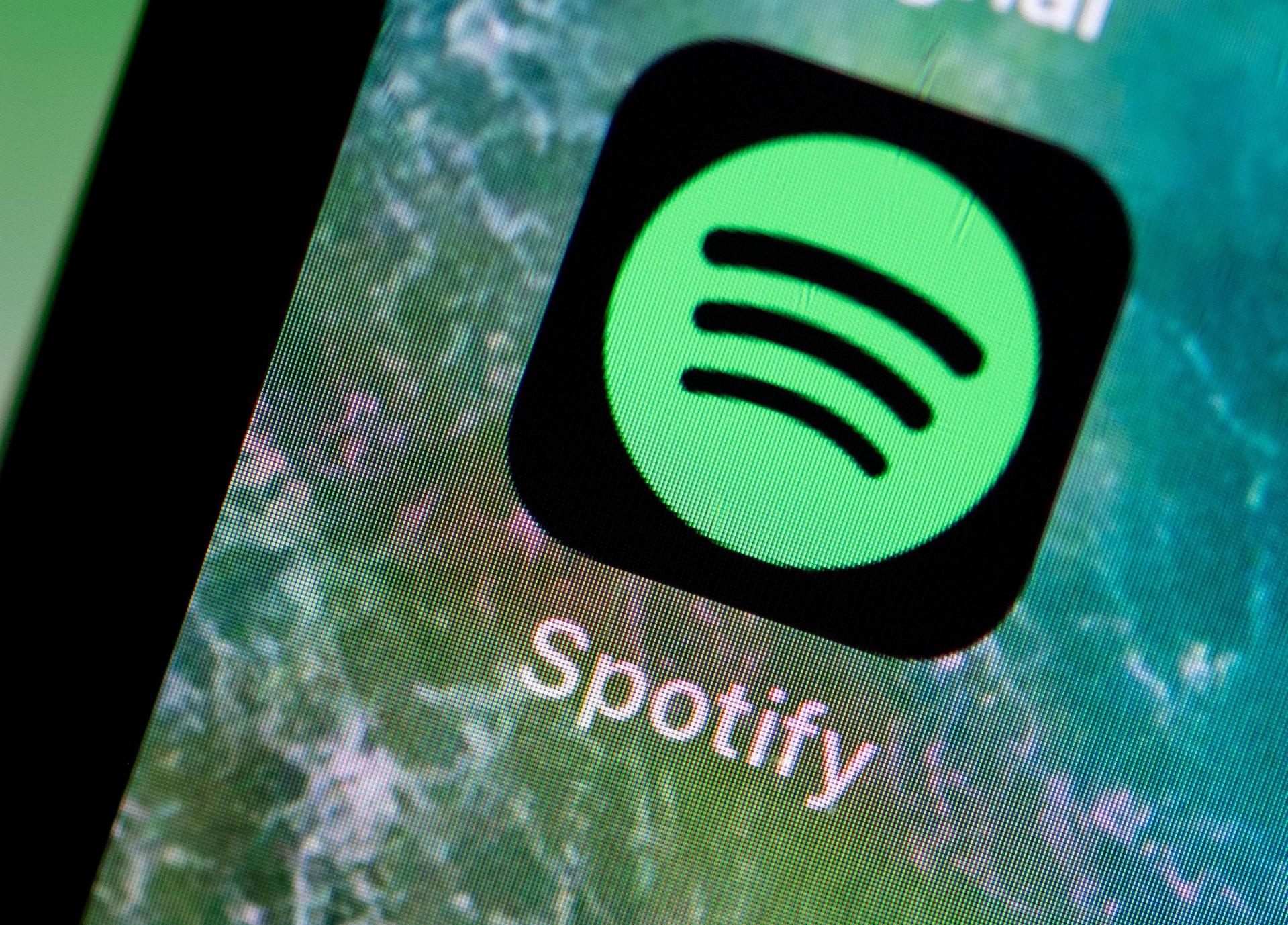 Das grüne Spotify-Logo liegt wohl so auch auf vielen Amberger Displays. So ist das Amberger Spotify-Wrapped ausgefallen. (Symbolbild: Fabian Sommer/dpa)