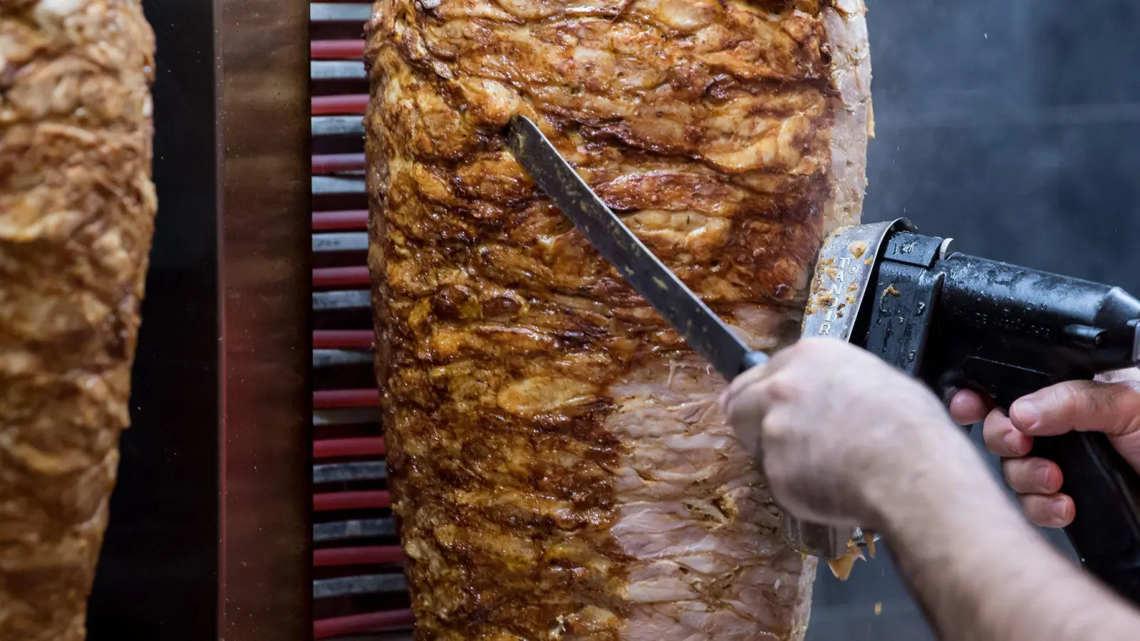 Eigentlich sollten die Spieße gegrillt werden - nach dem Unfall landeten sie auf der Autobahn. (Symbolbild) (Bild: Sven Hoppe/dpa)