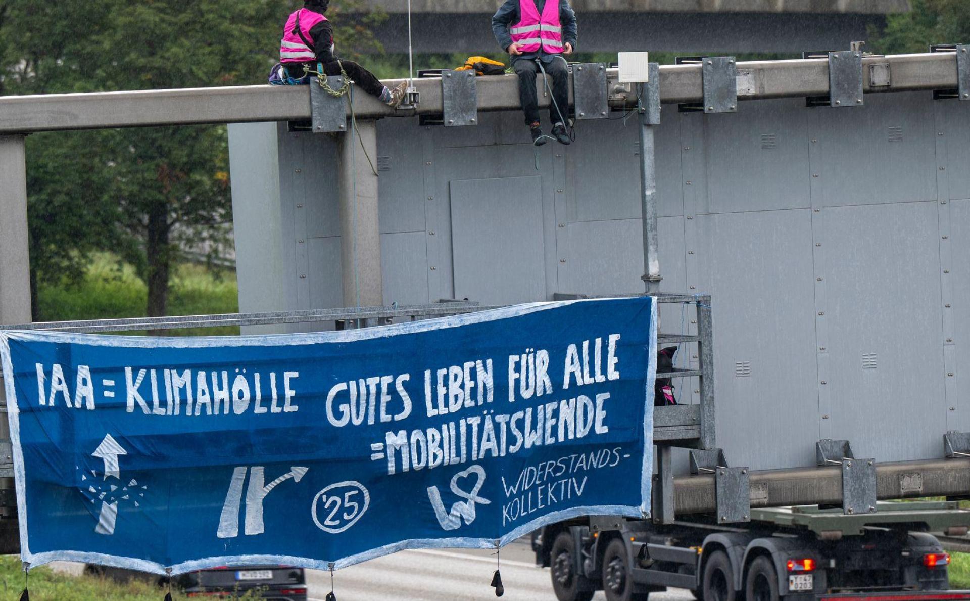 Mit einer Straßenblockade auf der Autobahn A9 in München protestierten Umweltaktivisten im morgendlichen Berufsverkehr gegen die Internationale Automobil-Ausstellung (IAA). (Bild: Peter Kneffel/dpa)