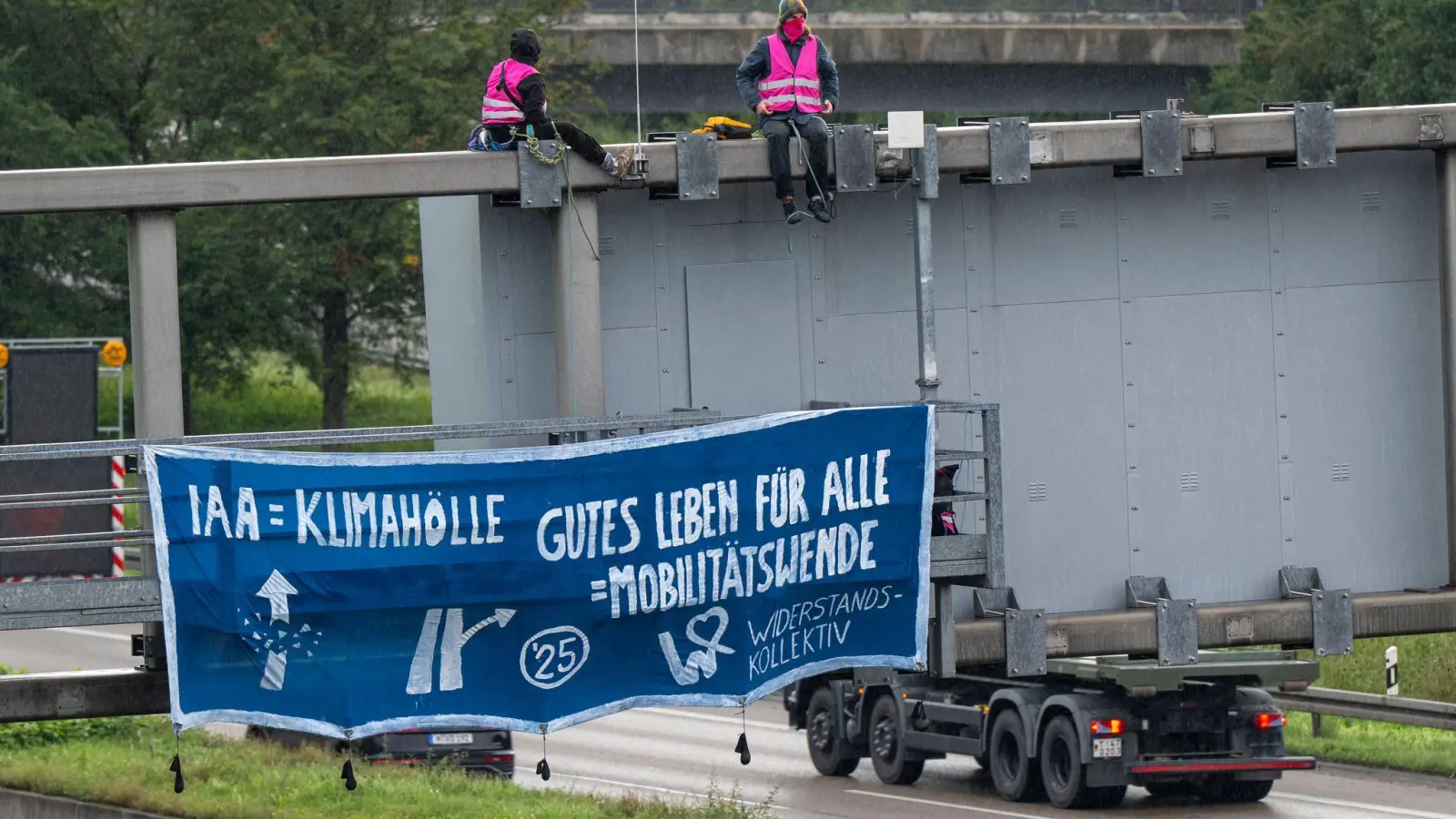 Mit einer Straßenblockade auf der Autobahn A9 in München protestierten Umweltaktivisten im morgendlichen Berufsverkehr gegen die Internationale Automobil-Ausstellung (IAA). (Bild: Peter Kneffel/dpa)