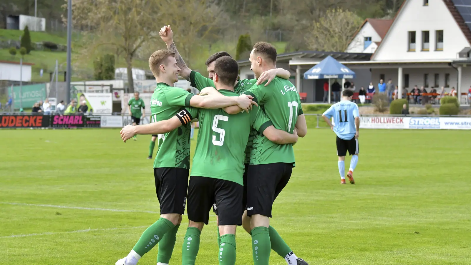 Die Spieler des 1. FC Rieden bejubelten schon den Klassenerhalt in der Bezirksliga, müssen jetzt aber noch einmal bangen. (Bild: Hubert Ziegler)