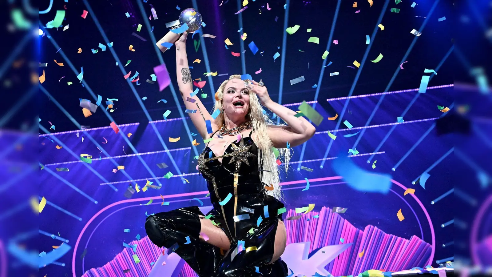 Erika Vikman feiert ihren Sieg beim finnischen Vorentscheid für den Eurovision Song Contest. (Bild: Jussi Nukari/Lehtikuva/dpa)