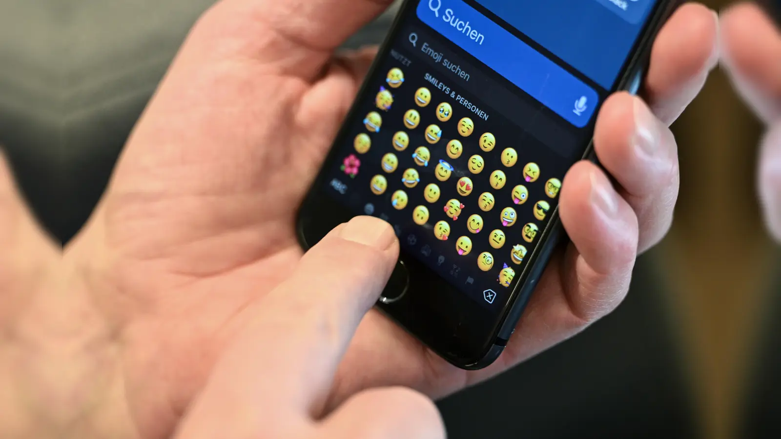 „Jugendwort des Jahres” war gestern – Influencer Levi Penell dreht den Spieß um und kürt das „Boomerwort des Jahres”. (Symbolbild: Jens Kalaene)