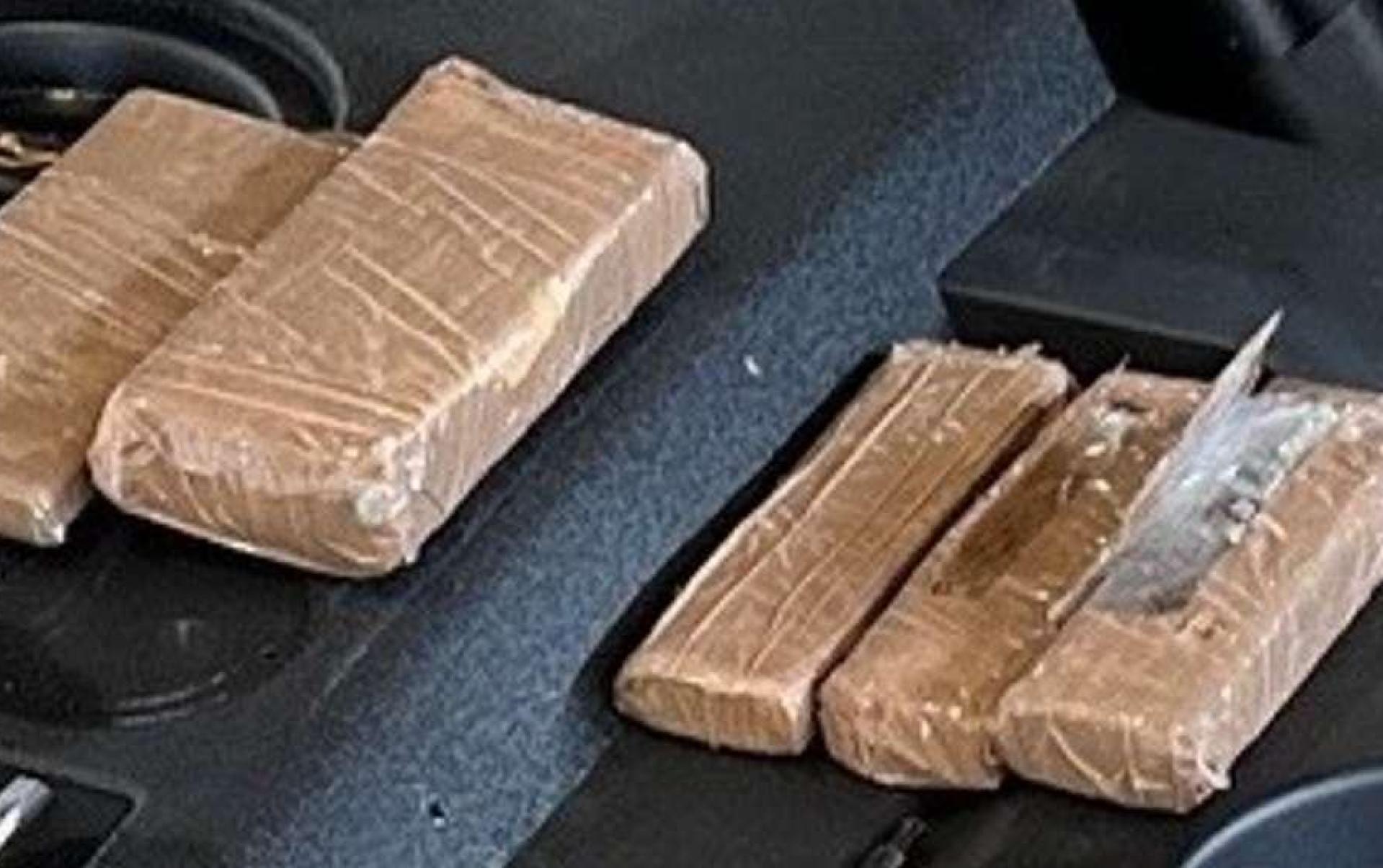 Die Goldbarren waren in Klebeband eingewickelt. Versteckt hatte der Fahrer sie in den Hohlräumen der Frontscheinwerfer seines Pkw.  (Bild: Zoll)