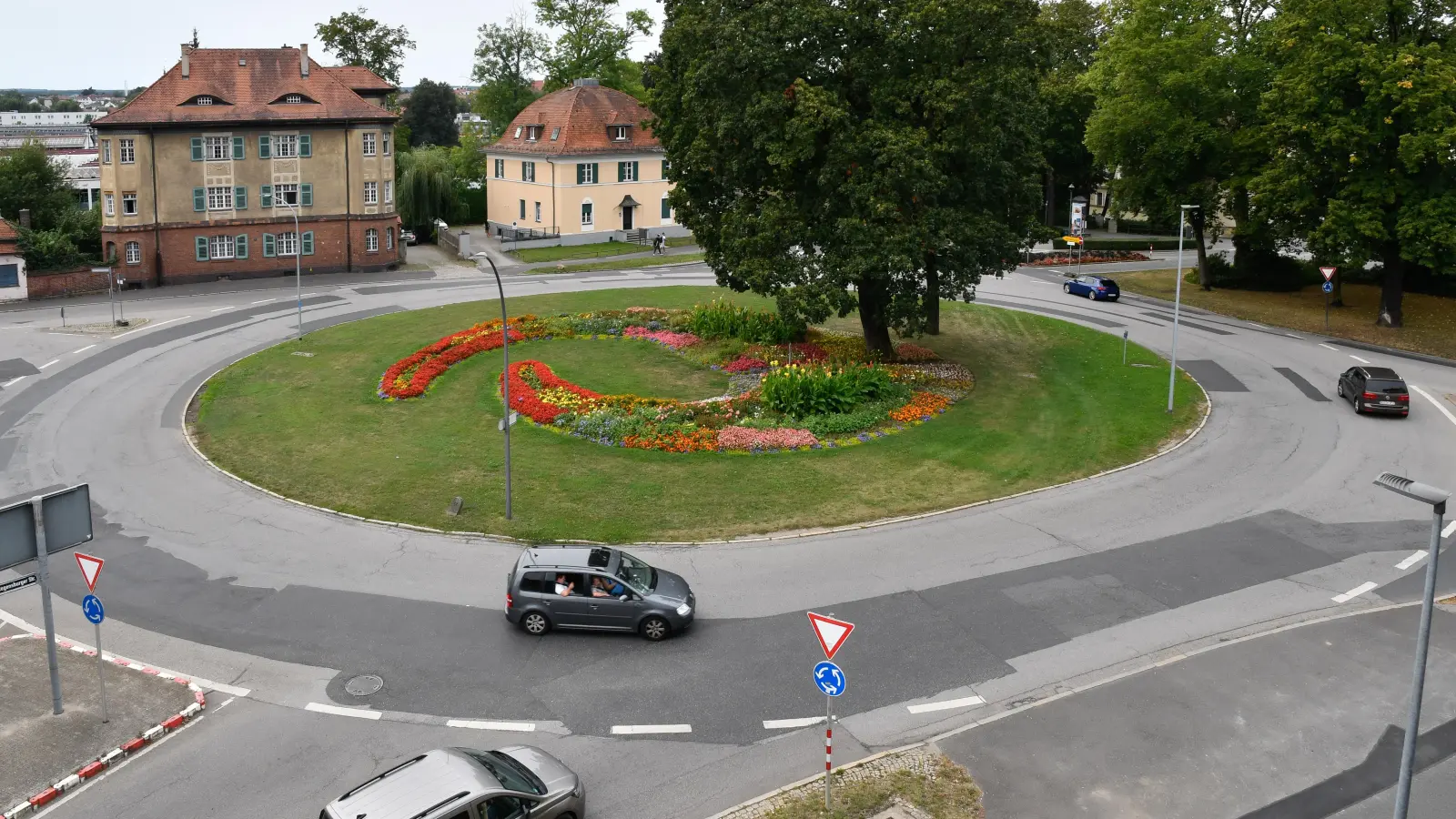 Auf unserem Bild ist wenig los, doch oft herrscht am Amberger Kreisverkehr (Kaiser-Ludwig-Ring) dichter Verkehr. An einer Ausfahrt ist es dort nun zu einem Auffahrunfall mit zwei Leichtverletzten gekommen. (Symbolbild: Petra Hartl)