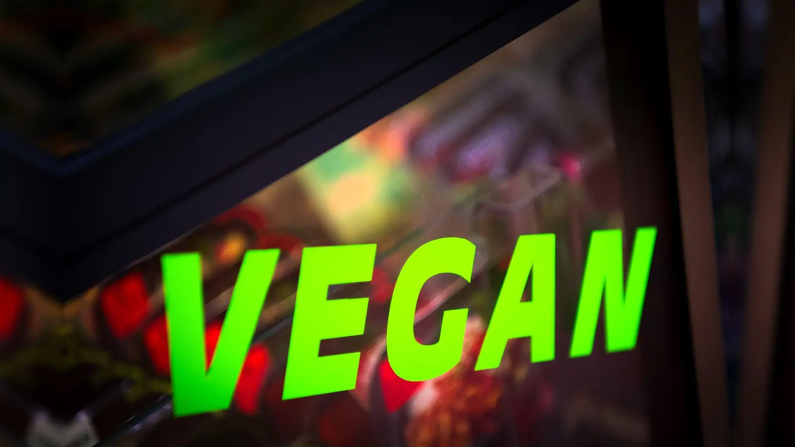 Muss es im Gefängnis veganes Essen geben? Dazu gibt es jetzt eine juristische Entscheidung in Bayern. (Symbolbild) (Bild: Sina Schuldt/dpa)