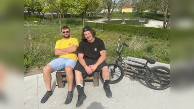 Jeli (re.) und Matthias kümmern sich um den Skatepark.  (Bild: ama)