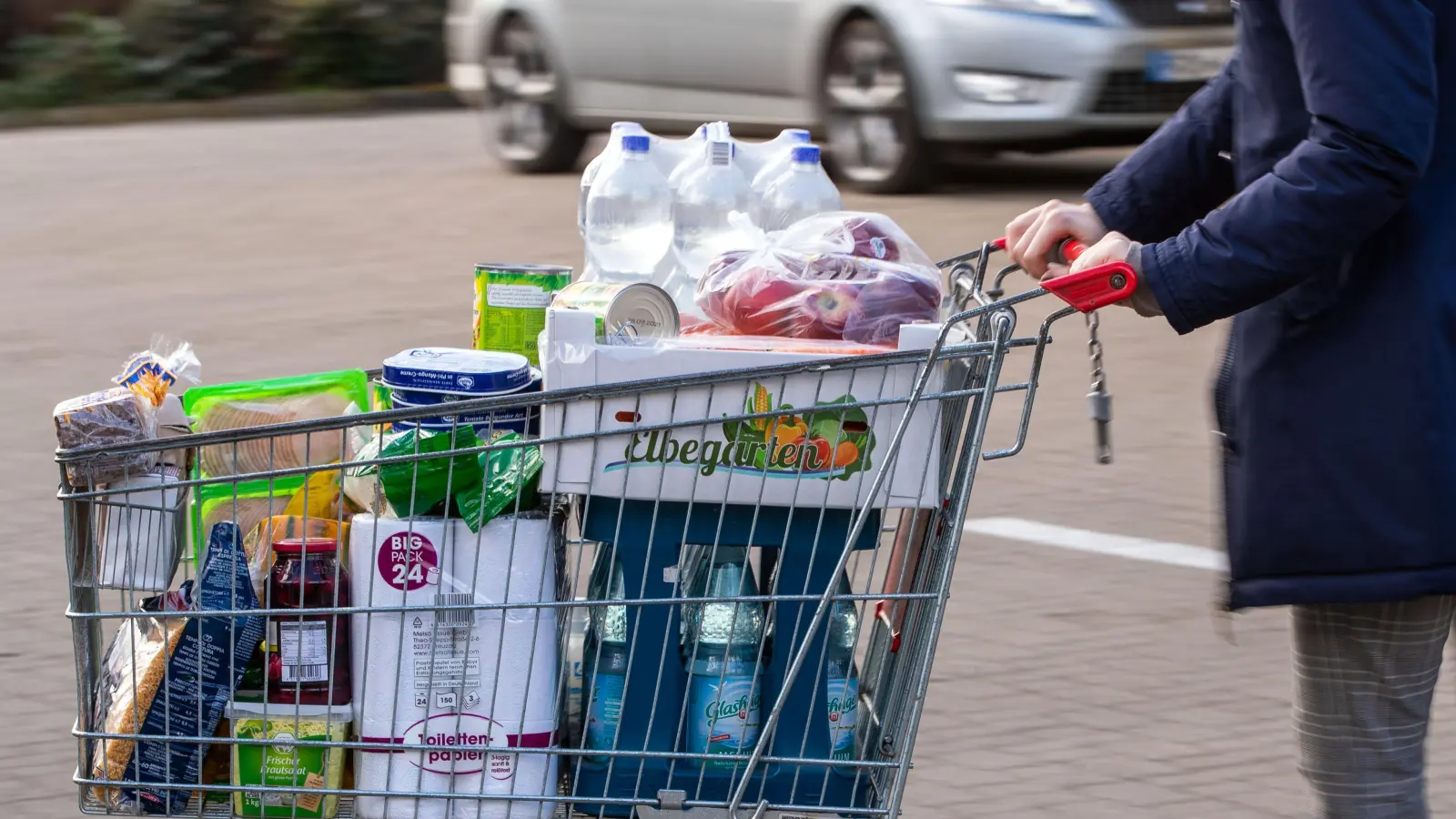 Ein Einkaufswagen, der auf einem Parkplatz ins Rollen kam, beschädigte ein geparktes Fahrzeug.  (Bild: Jens Büttner)