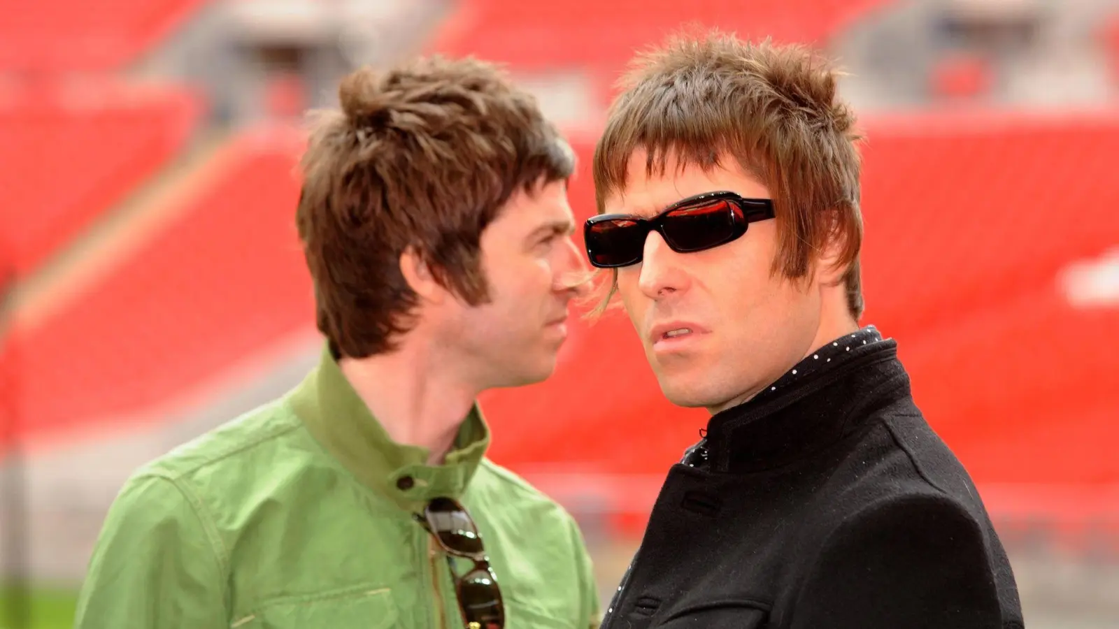 Die Brüder Noel (l) und Liam Gallagher kehren auf die Bühne zurück - und ihre Alben in die Charts.  (Bild: Zak Hussein/PA Wire/dpa)