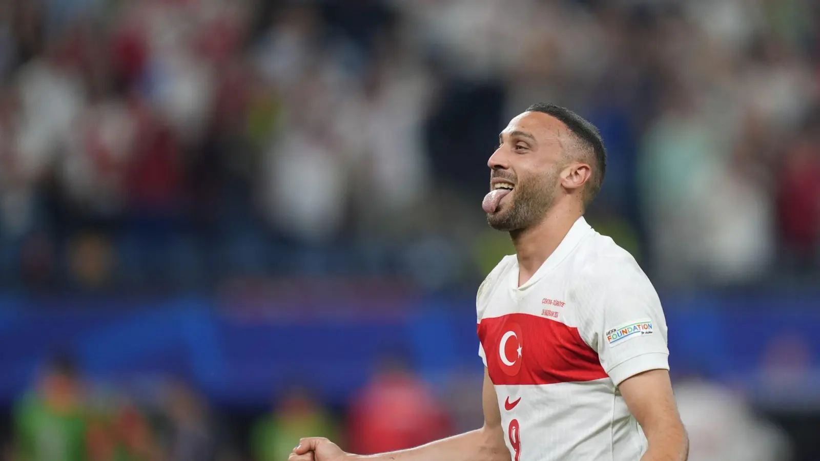 Der Türke Cenk Tosun jubelt nach seinem Treffer zum 2:1-Endstand. (Bild: Marcus Brandt/dpa)