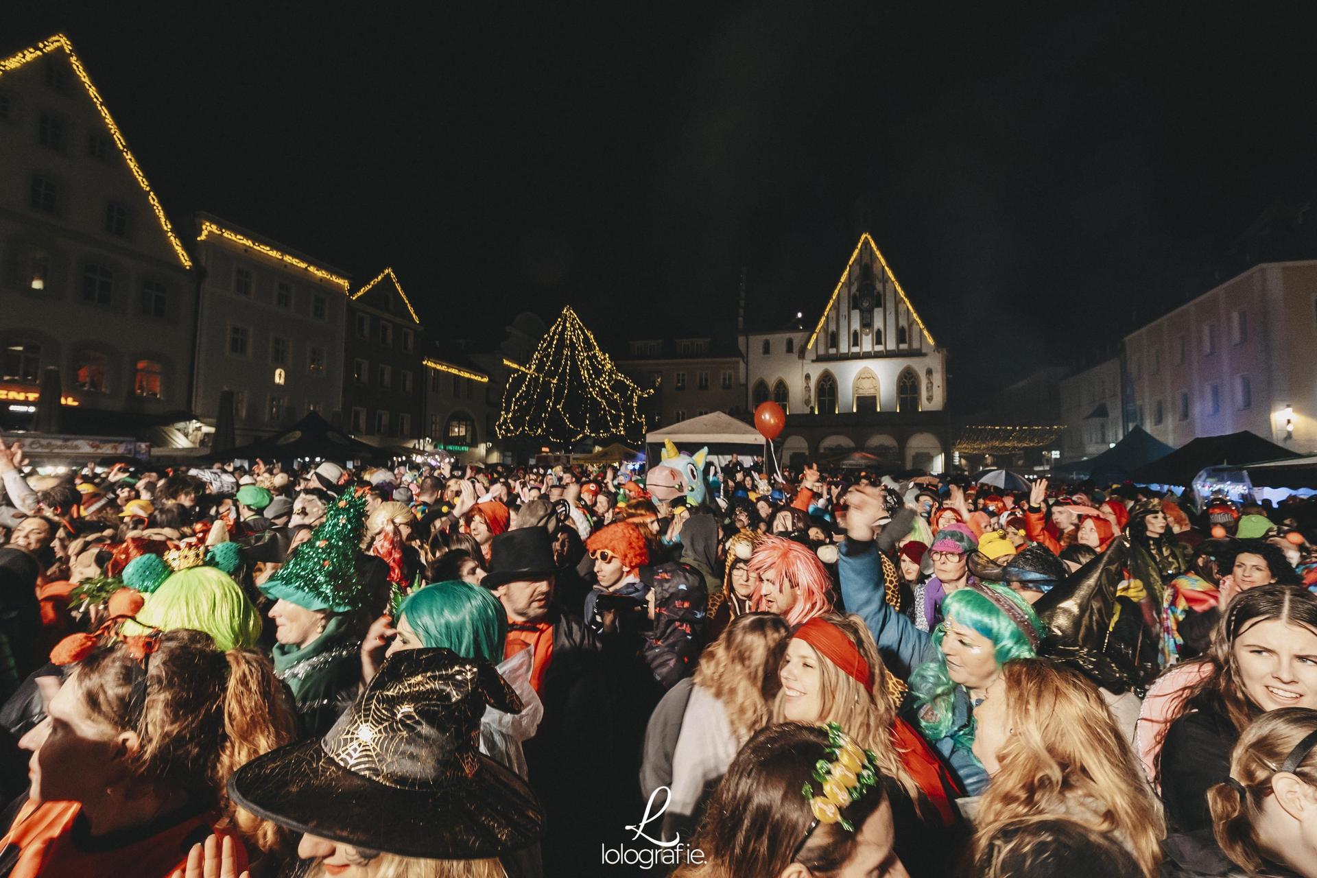 Hexennacht in Amberg. Die Fotos vom Weiberfasching am Marktplatz, exklusiv auf Amberg24.de (Bild: Lolografie)
