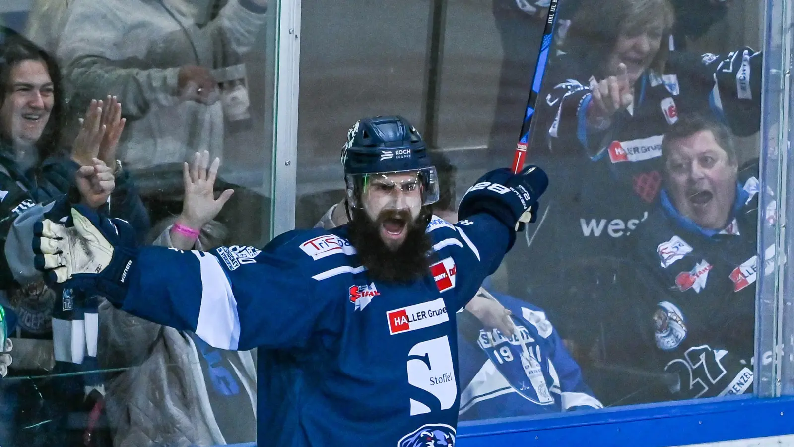 Cody Lampl lief in der DEL unter anderem für die Straubing Tigers auf. (Archivbild: Armin Weigel/dpa)