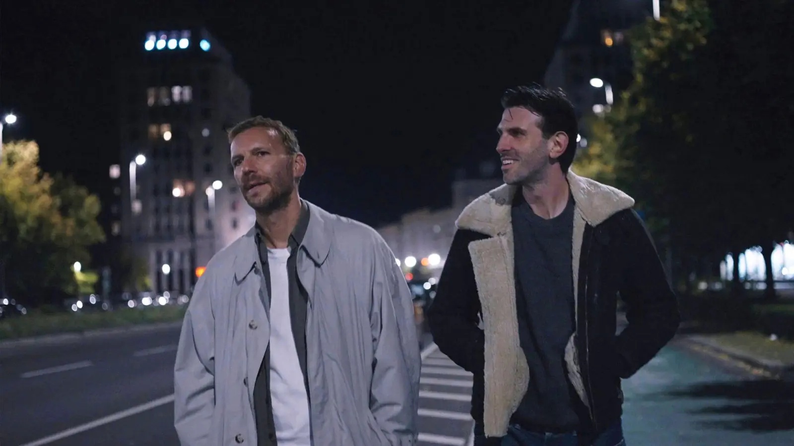 „Knochen und Namen” ist ein Queer-Drama mit ruhigen Szenen und viel Gefühl. (Bild: -/rbb/Salzgeber/dpa)
