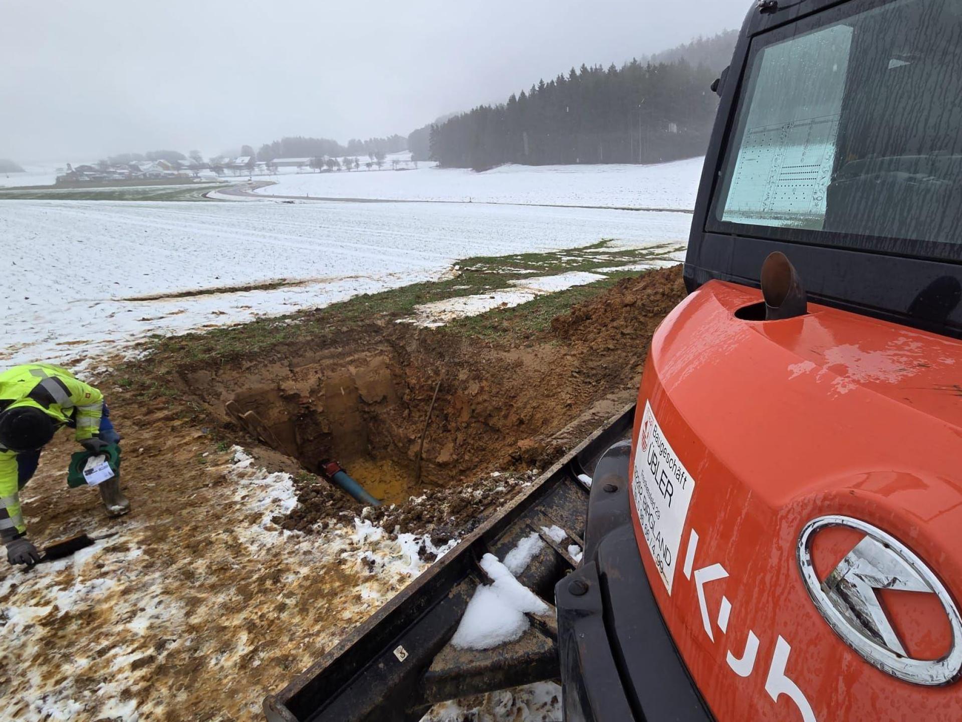 Die Hauptzubringerleitung nahe dem Hochbehälter bei Gehrsricht hatte ein Leck. Mitten im Acker wurde der Boden aufgebaggert. Die Wasserwarte von Illschwang, Poppberg und Schwend arbeiteten unter widrigen Bedingungen mit Hochdruck daran, schnellstmöglich die Versorgung der Illschwanger wieder herzustellen. (Bild: Markus Bleisteiner)