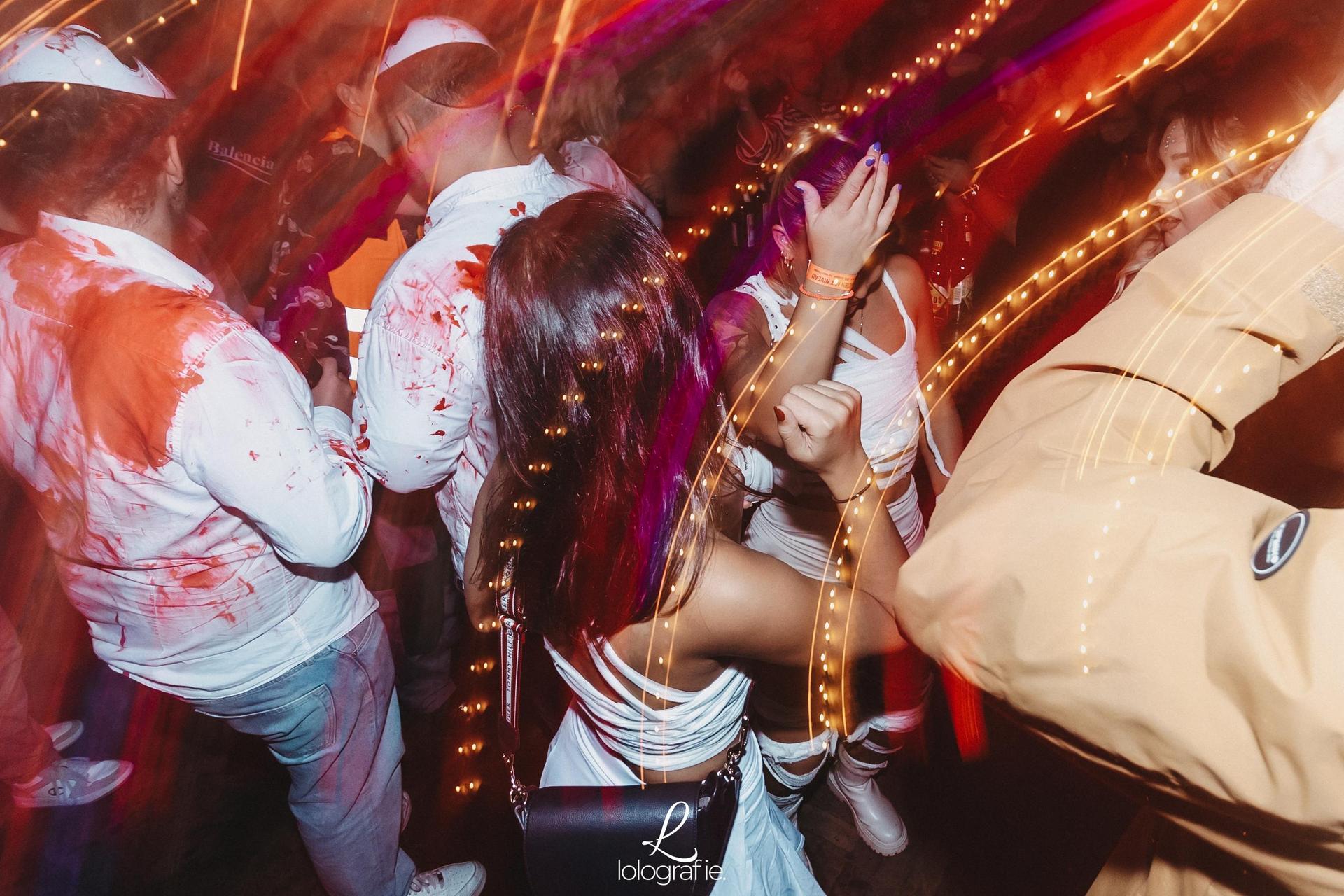 „Creepy Carneval” - das war das Motto der Halloween-Nacht im Casino. Und creepy waren auch viele der Partygäste mit ihren Verkleidungen. (Bild: Leonie Hartung)