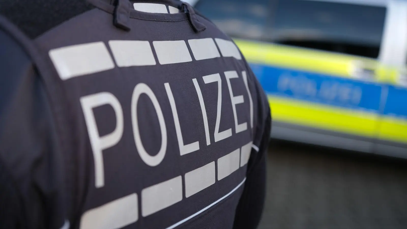 Ein 50-Jähriger ist in Neumarkt zweimal in Gewahrsam genommen worden, weil er trotz Hausverbot in die Wohnung einer Bekannten eindrang.  (Symbolbild: Bernd Weißbrod/dpa)