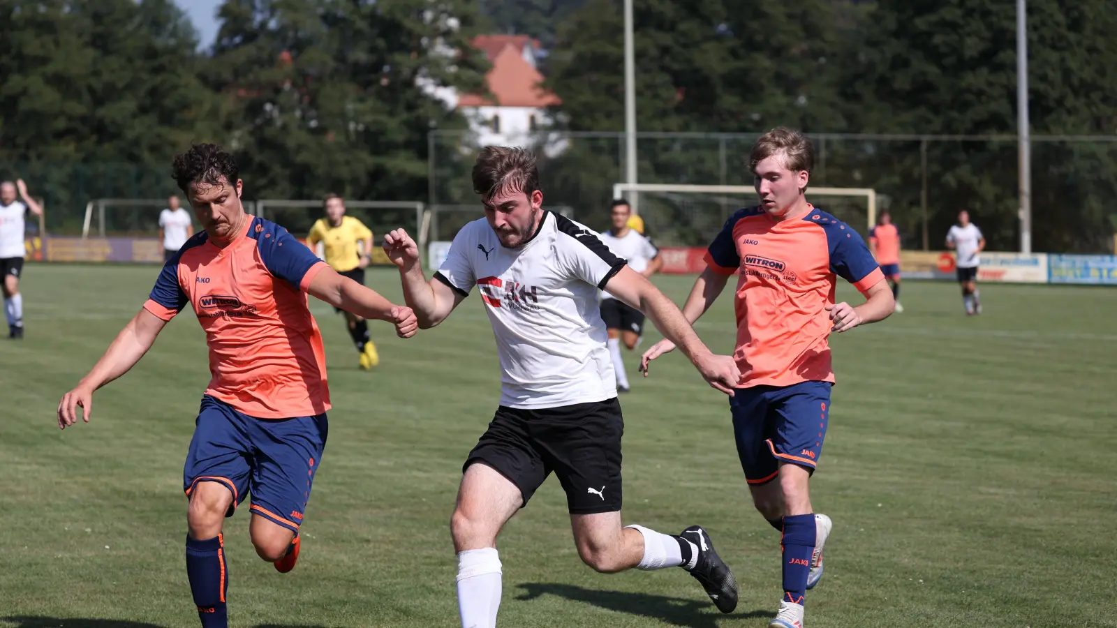 Niklas Friedl (Mitte) vom FC Luhe-Markt nimmt es gleich mit zwei Gegenspielern des FC Weiden-Ost II auf: Florian Gillitzer (links) und Max Hammer versuchen, an den Ball zu kommen. (Bild: Dieter Jäschke)