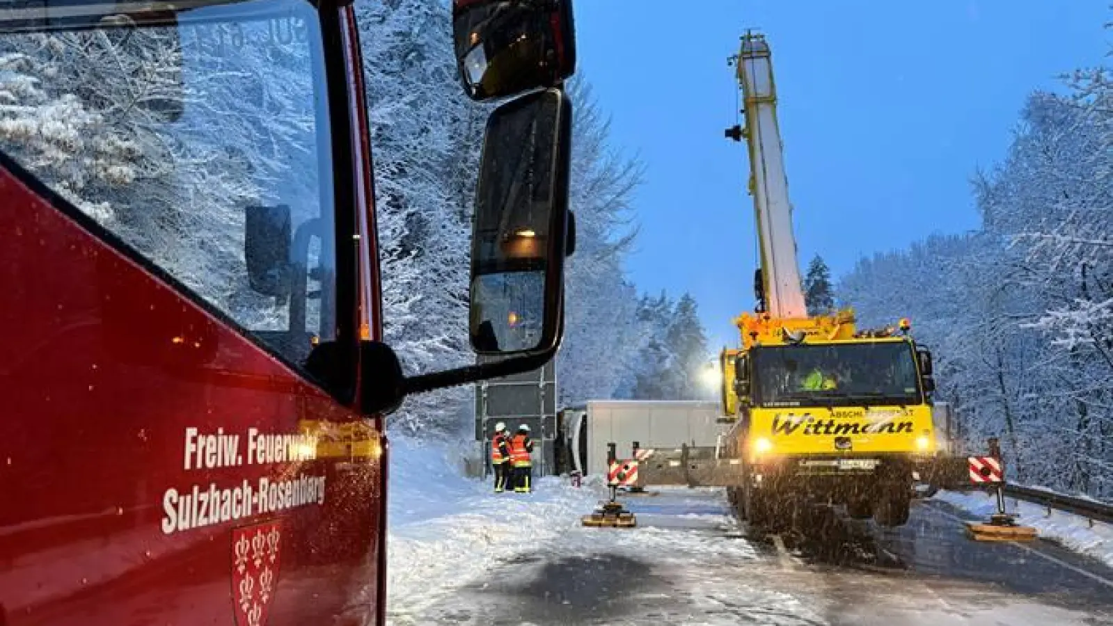 Schnee und Eis führten auch am Donnerstagmorgen zu Unfällen auf den Straßen in der Oberpfalz. Auf der B85 bei Edelsfeld kippte ein Laster um. (Bild: lei)