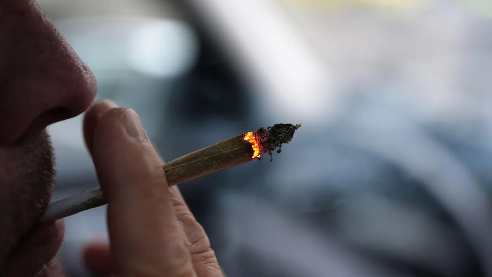 In Hirschau geraten zwei Autofahrer unter Drogeneinfluss in eine Polizeikontrolle. (Symbolbild: Marcus Brandt/dpa)